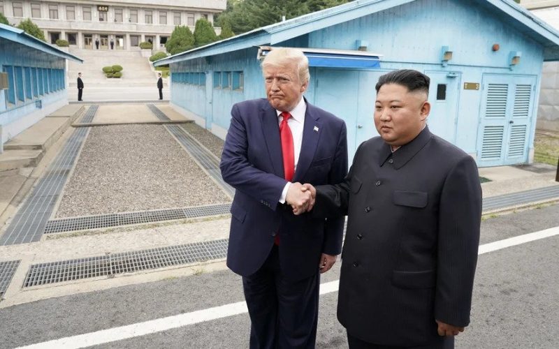 Лидеры Северной и Южной Кореи посадили сосну мира 
